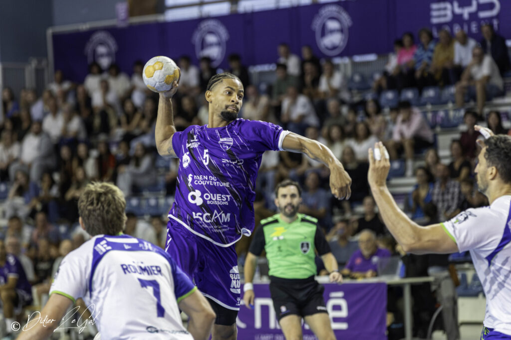 Joueur du Lanester Handball au tir devant les tribunes